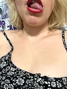 Yourdirtybitch online show from 17, 10, 2025