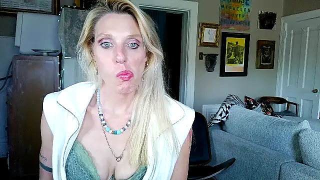 Glamazonx online show from 12, 4, 2026