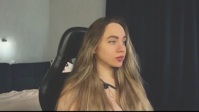 Snapshot of hotexclusive_ chatting on 7, 3, 2025 hotexclusive online show from 7, 3, 2025