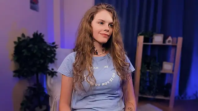 Snapshot of RayaNenlia chatting on 2, 2, 2025 RayaNenlia online show from 2, 2, 2025