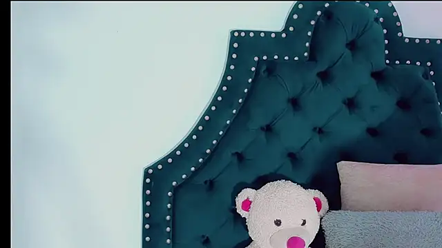 Emmaa Saenz  online show from 9, 3, 2025