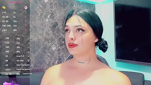 Emmaa Saenz  online show from 11, 2, 2026