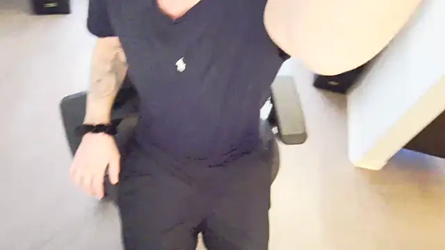 Snapshot of Hot_ToyBoy6974 chatting on 14, 12, 2024 Hot ToyBoy6974 online show from 14, 12, 2024