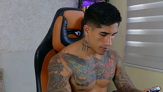 Snapshot of AdanReilly chatting on 11, 12, 2024 AdanReilly online show from 11, 12, 2024