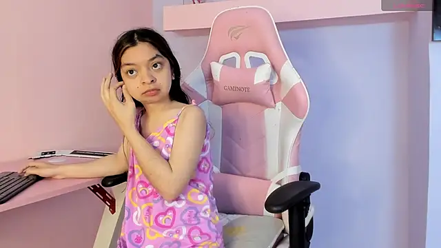 Snapshot of CharlotteMuller chatting on 19, 10, 2025 CharlotteMuller online show from 19, 10, 2025