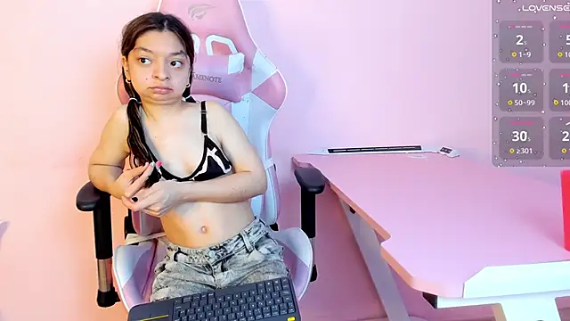 Snapshot of CharlotteMuller chatting on 25, 10, 2025 CharlotteMuller online show from 25, 10, 2025