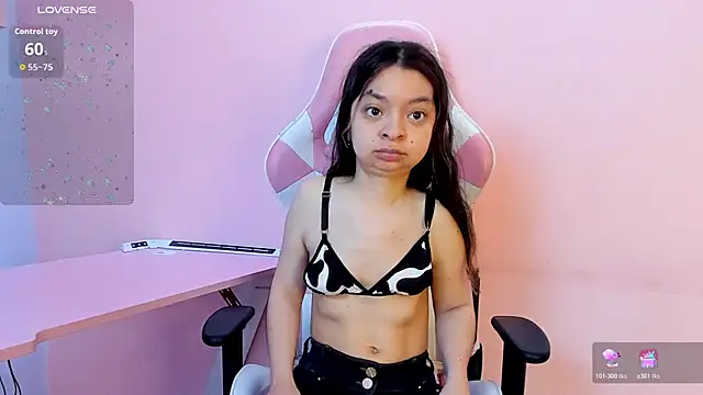 Snapshot of CharlotteMuller chatting on 8, 11, 2025 CharlotteMuller online show from 8, 11, 2025