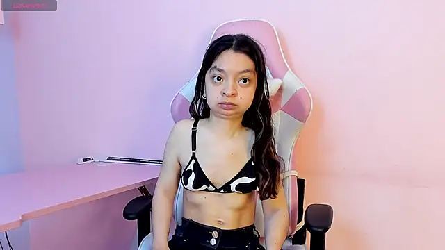 Snapshot of CharlotteMuller chatting on 11, 11, 2025 CharlotteMuller online show from 11, 11, 2025