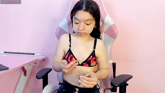 Snapshot of CharlotteMuller chatting on 25, 11, 2025 CharlotteMuller online show from 25, 11, 2025