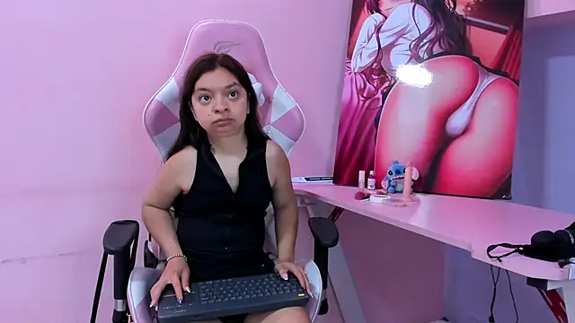 Snapshot of CharlotteMuller chatting on 10, 4, 2026 CharlotteMuller online show from 10, 4, 2026