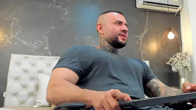 Snapshot of BruceDallas chatting on 2, 12, 2024 BruceDallas online show from 2, 12, 2024