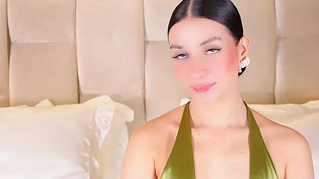 Snapshot of KiraKayleigh1 chatting on 18, 12, 2025 KiraKayleigh1 online show from 18, 12, 2025