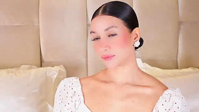 Snapshot of KiraKayleigh1 chatting on 19, 12, 2025 KiraKayleigh1 online show from 19, 12, 2025