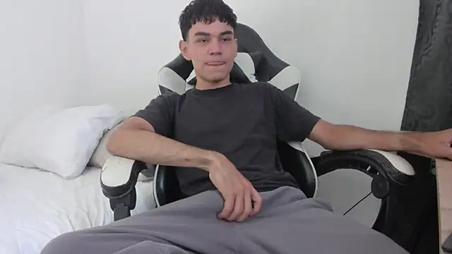 Snapshot of ronaldmq20 chatting on 6, 4, 2026 ronaldmq20 online show from 6, 4, 2026