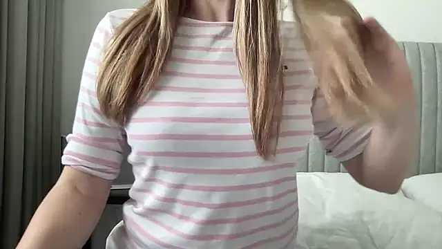 Snapshot of LisaFlower chatting on 6, 4, 2026 LisaFlower online show from 6, 4, 2026