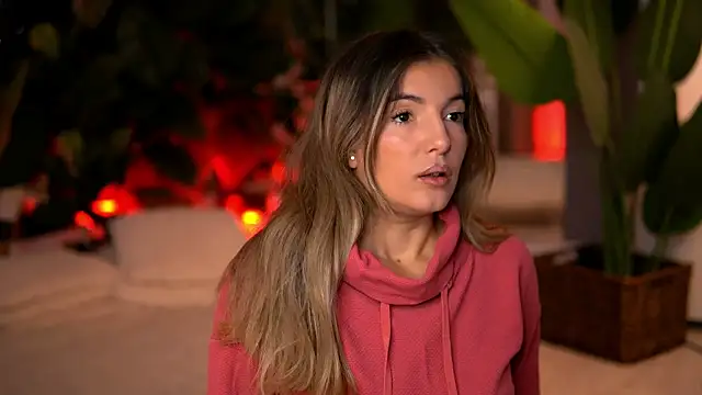 Snapshot of KellyMathews chatting on 23, 12, 2025 KellyMathews online show from 23, 12, 2025