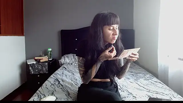 Snapshot of Emilia_1995 chatting on 3, 12, 2025 Emilia 1995 online show from 3, 12, 2025