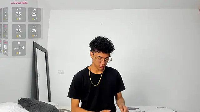 Snapshot of harrytwink18 chatting on 16, 12, 2025 harrytwink18 online show from 16, 12, 2025