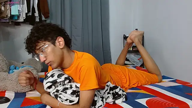 harrytwink18 online show from 4, 2, 2026