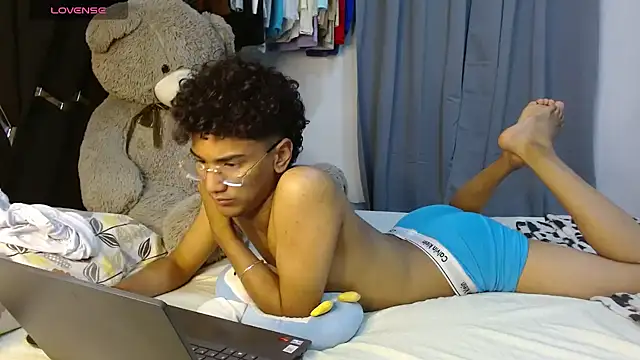 harrytwink18 online show from 14, 4, 2026