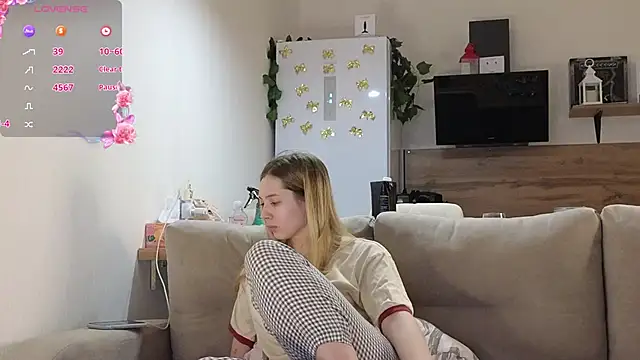 Snapshot of Girl_alone_home chatting on 19, 2, 2025 Girl alone home online show from 19, 2, 2025
