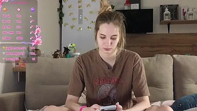Snapshot of Girl_alone_home chatting on 20, 2, 2025 Girl alone home online show from 20, 2, 2025