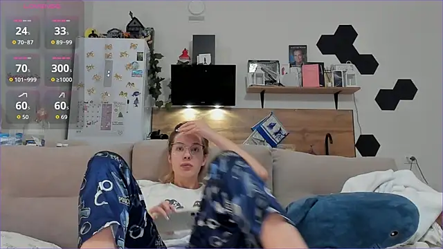 Girl alone home online show from 20, 12, 2025