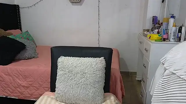 Snapshot of charlotte_077 chatting on 16, 12, 2025 charlotte 077 online show from 16, 12, 2025