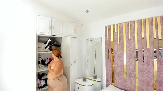 Snapshot of LeahxBarker chatting on 24, 2, 2025 LeahxBarker online show from 24, 2, 2025