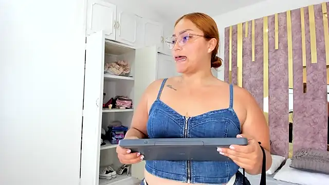 Snapshot of LeahxBarker chatting on 1, 3, 2025 LeahxBarker online show from 1, 3, 2025