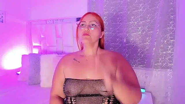 Snapshot of LeahxBarker chatting on 4, 10, 2025 LeahxBarker online show from 4, 10, 2025