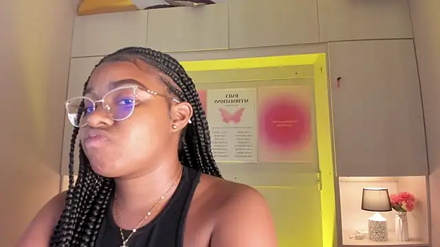 Snapshot of tamaraa_smiith chatting on 8, 3, 2026 tamaraa smiith online show from 8, 3, 2026