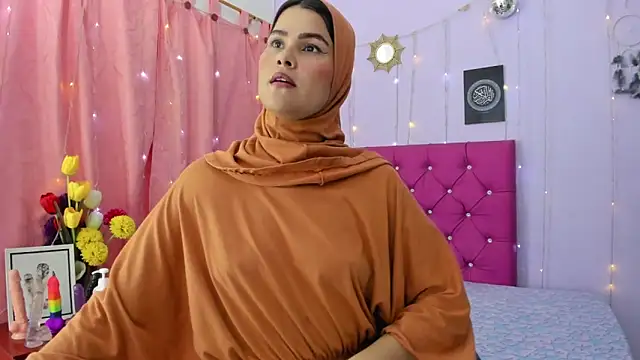 Snapshot of AishaAmin_ chatting on 18, 12, 2024 AishaAmin online show from 18, 12, 2024