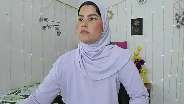 Snapshot of AishaAmin_ chatting on 4, 3, 2025 AishaAmin online show from 4, 3, 2025