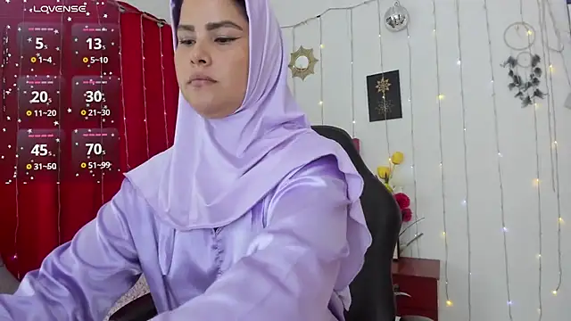 Snapshot of AishaAmin_ chatting on 17, 10, 2025 AishaAmin online show from 17, 10, 2025