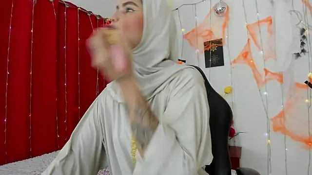 AishaAmin  online show from 29, 10, 2025