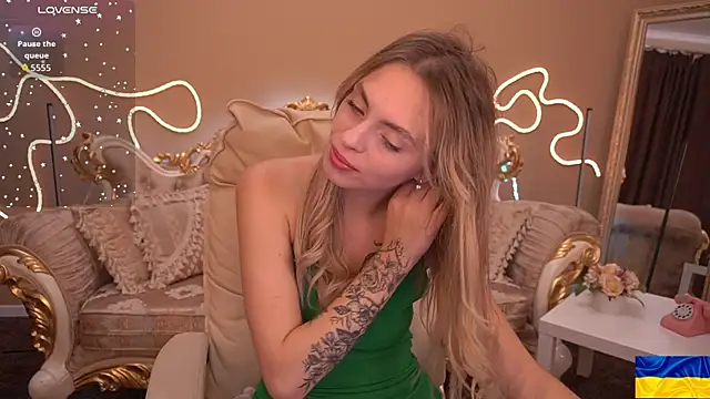 Snapshot of ChloeBrightt chatting on 3, 10, 2025 ChloeBrightt online show from 3, 10, 2025