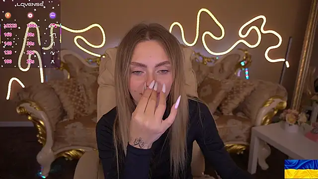 Snapshot of ChloeBrightt chatting on 13, 10, 2025 ChloeBrightt online show from 13, 10, 2025