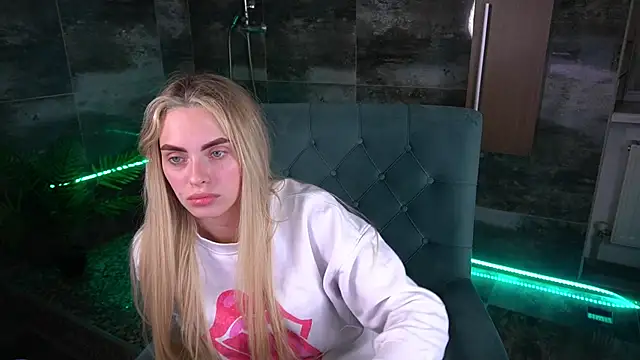 Snapshot of ChloeBrightt chatting on 11, 11, 2025 ChloeBrightt online show from 11, 11, 2025