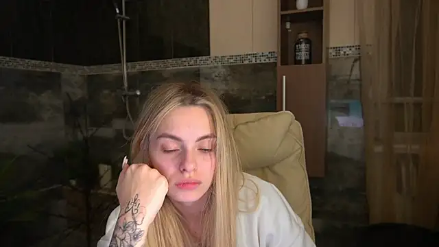 Snapshot of ChloeBrightt chatting on 17, 12, 2025 ChloeBrightt online show from 17, 12, 2025