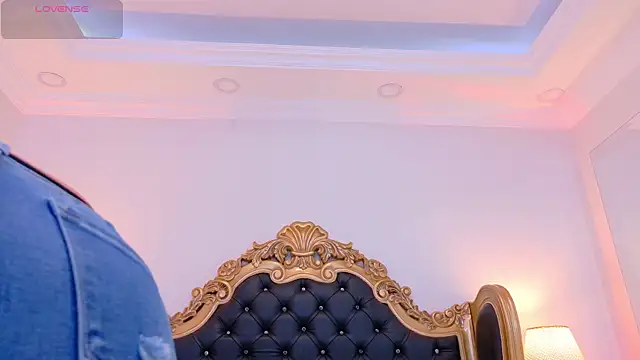 Snapshot of AdelinaVans chatting on 18, 12, 2025 AdelinaVans online show from 18, 12, 2025