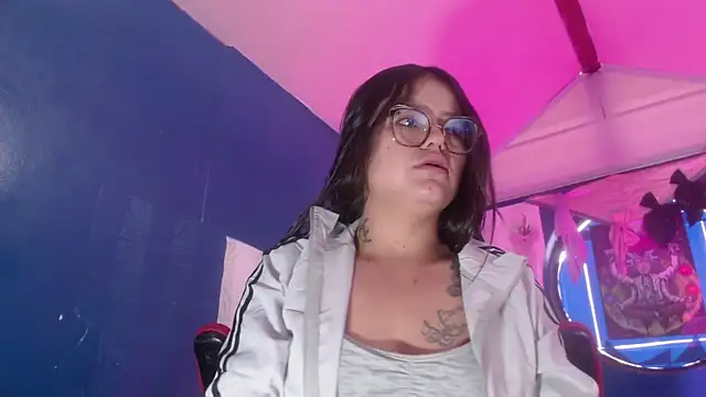 Snapshot of vitoria23_ chatting on 17, 7, 2026 vitoria23 online show from 17, 7, 2026