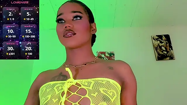 Snapshot of naomy__xx chatting on 22, 10, 2025 naomy xx online show from 22, 10, 2025