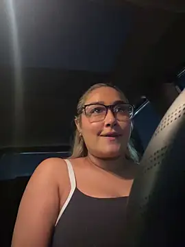 DarianaGuzz online show from 21, 10, 2025