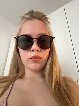 Snapshot of Little_Forest_ELF chatting on 31, 10, 2025 Little Forest ELF online show from 31, 10, 2025