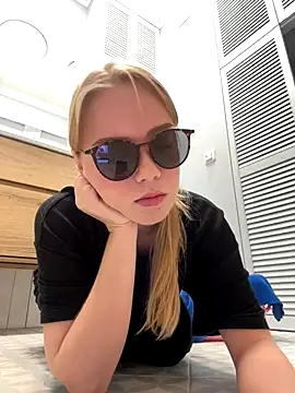 Snapshot of Little_Forest_ELF chatting on 14, 11, 2025 Little Forest ELF online show from 14, 11, 2025