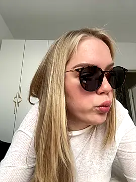 Snapshot of Little_Forest_ELF chatting on 15, 11, 2025 Little Forest ELF online show from 15, 11, 2025