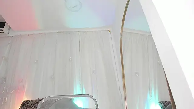 Petite Lucie online show from 4, 1, 2025