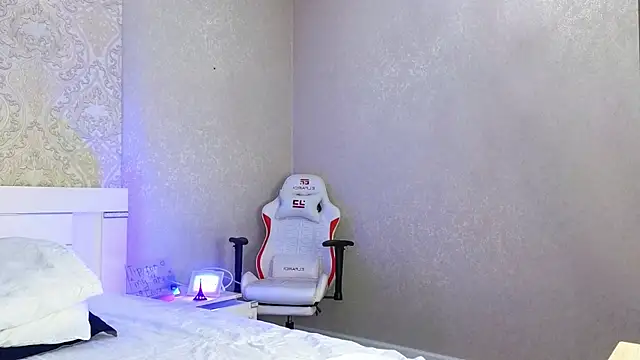 Diana Moon  online show from 5, 12, 2025