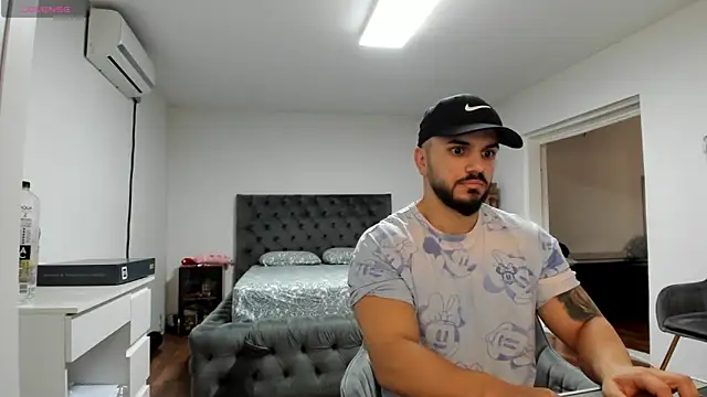 Snapshot of supermanboy94 chatting on 24, 11, 2025 supermanboy94 online show from 24, 11, 2025